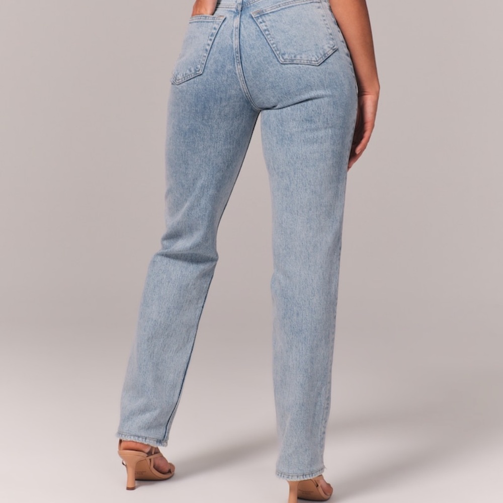 Abercrombie Curve Love Ultra High Rise 90s straight jean